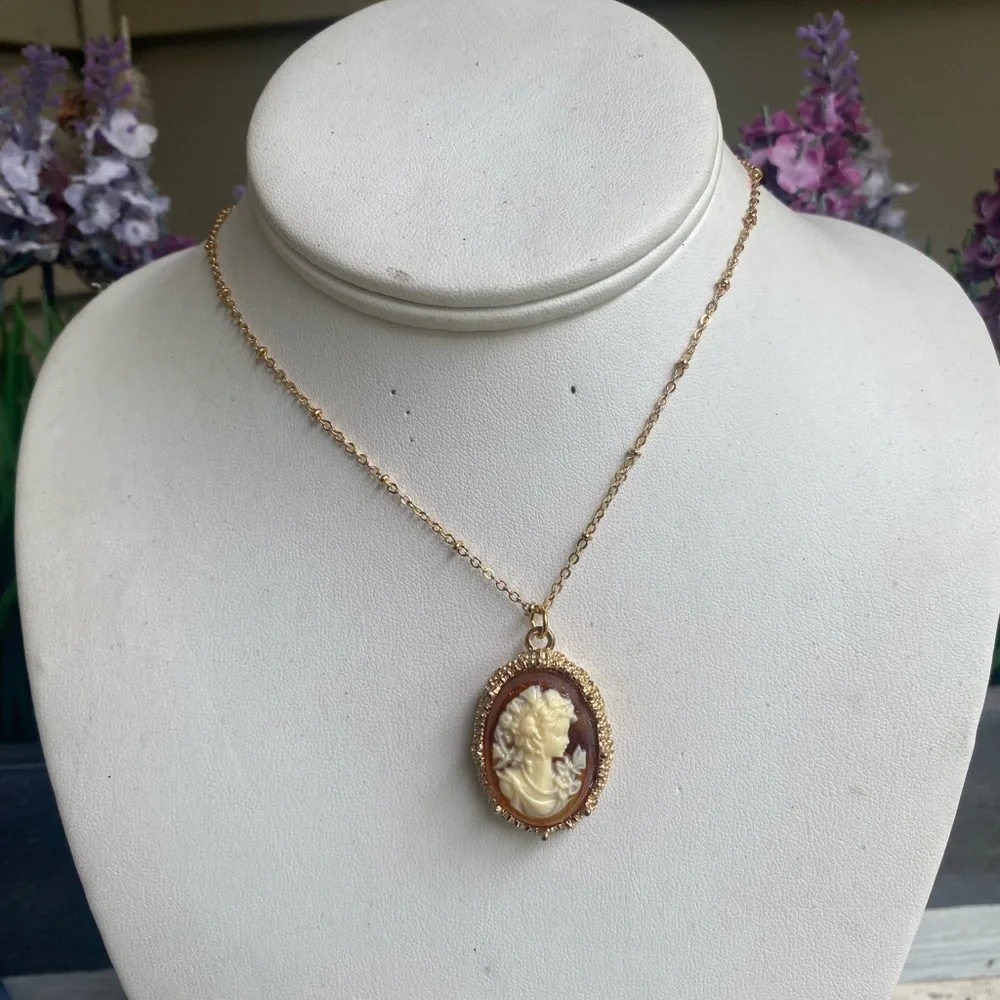Elegant Gold Cameo Pendant Necklace - Picture 6 of 9